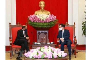 Đồng chí Võ Văn Thưởng (bên phải) tiếp Đại sứ Singapore tại Việt Nam Jaya Ratnam. (Ảnh: Phương Hoa/TTXVN)