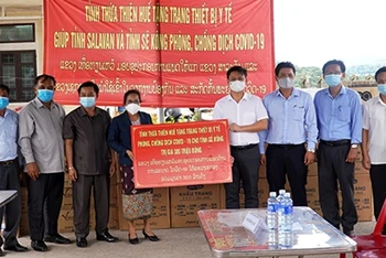 Lãnh đạo UBND tỉnh Thừa Thiên Huế trao tặng vật tư, trang thiết bị y tế cho tỉnh Sekong (Lào).