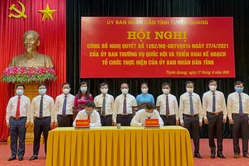 Lãnh đạo tỉnh Tuyên Quang chứng kiến lễ ký bàn giao trách nhiệm quản lý giữa huyện Chiêm Hóa và huyện Lâm Bình.