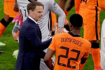 De Boer và Dumfries, hai nhân tố làm nên chiến thắng của Hà Lan. (Ảnh: Getty Images)   