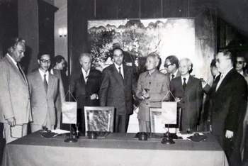 Đại diện hai Chính phủ Liên Xô và Việt Nam ký Hiệp định thành lập Vietsovpetro.