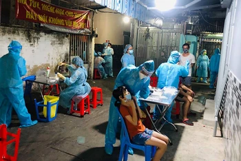 TP Hồ Chí Minh tiến hành rà soát chung quanh khu vực lây nhiễm. (Ảnh: HCDC)