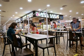 Địa điểm ăn uống là nơi có nguy cơ lây nhiễm cao tại Singapore. (Ảnh: Straits Times)