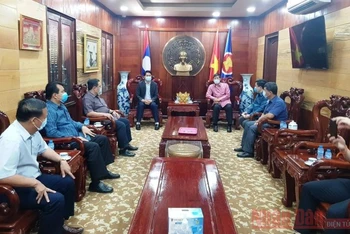 Tổng Lãnh sự Việt Nam tại Luang Prabang Nguyễn Đăng Hùng (phải) tiếp Đoàn đại biểu tỉnh Oudomxay, chiều 18-6. 