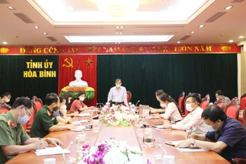 Chủ tịch Ủy ban nhân dân tỉnh Bùi Văn Khánh, Trưởng Ban Chỉ đạo phòng, chống dịch Covid-19 phát biểu tại cuộc họp.