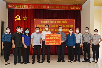 Đồng chí Nguyễn Trọng Nghĩa trao tặng một tỷ đồng cho nhân dân huyện Nậm Pồ.