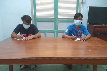 Hai nạn nhân Tạ Ngọc Tân (bên trái) và Nguyễn Văn Thắng được đưa về Trạm Tìm kiếm cứu nạn, Đồn Biên phòng Cửa khẩu cảng Phú Quý (Bình Thuận) để chăm sóc y tế và thực hiện khai báo thông tin theo yêu cầu.