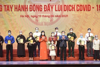 Lãnh đạo thành phố Hà Nội trao biểu trưng cảm ơn các tập thể, cá nhân đã tham gia ủng hộ Chương trình.
