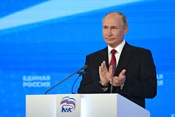 Tổng thống Nga V.Putin phát biểu tại phiên toàn thể Đại hội lần thứ XX của đảng Nước Nga thống nhất (Nguồn: RIA-Novosti).