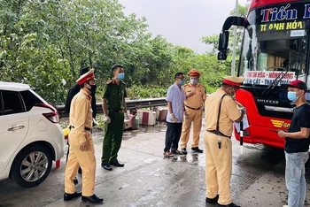 Cảnh sát giao thông kiểm soát phương tiện chở hành khách ra, vào tỉnh Thanh Hóa.