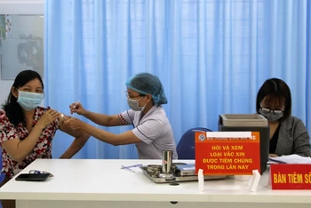 Tiêm vaccine phòng Covid-19 đợt đầu tại điểm tiêm Bệnh viện đa khoa Phú Yên. 