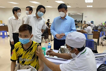 Bộ trưởng Y tế Nguyễn Thanh Long kiểm tra công tác tiêm chủng tại TP Hồ Chí Minh. (Ảnh: Bộ Y tế)