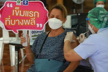 Một cư dân tỉnh Samut Prakan tiêm vaccine ngừa Covid-19. (Ảnh: Bưu điện Bangkok)