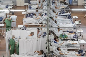 Bệnh viện dã chiến điều trị Covid-19 tại ngoại ô TP Sao Paulo, Brazil. (Ảnh: AP)
