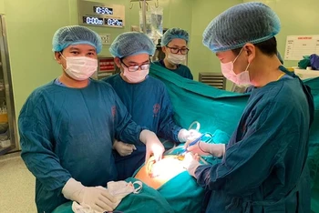 Bác sĩ của Bệnh viện Bạch Mai thực hiện một ca phẫu thuật (Ảnh: Mai Thanh).