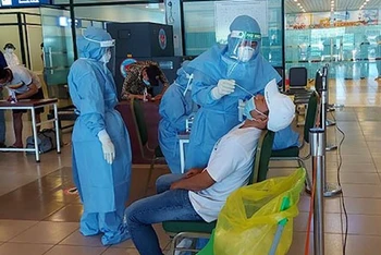 Lấy mẫu xét nghiệm SARS-CoV-2 ngẫu nhiên cho hành khách tại sân bay Đồng Hới