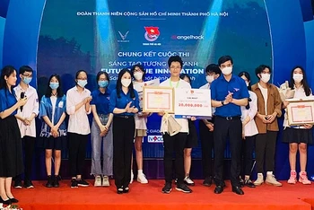 Đồng chí Bùi Quang Huy (ngoài cùng bên phải, hàng đầu trong ảnh) trao giải nhất cuộc thi tặng tác giả Nguyễn Vũ.