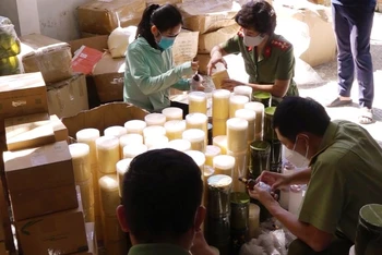 Lực lượng chức năng Quảng Bình phát hiện gần một tấn mỹ phẩm không rõ nguồn gốc.