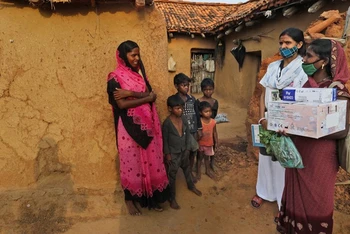 Nhân viên y tế vận động người dân tại làng Jamsoti, bang Uttar Pradesh, Ấn Độ, tiêm vaccine ngừa Covid-19. (Ảnh: AP)