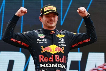 Verstappen xuất sắc vượt qua Hamilton ở vòng đua áp chót. (Ảnh: F1)