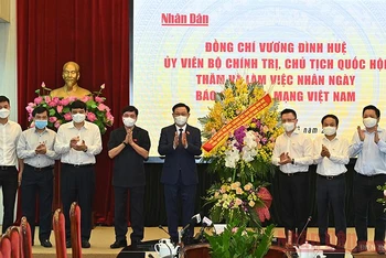 Chủ tịch Quốc hội Vương Đình Huệ và các đồng chí lãnh đạo Quốc hội tặng hoa chúc mừng Báo Nhân Dân. Ảnh: Duy Linh