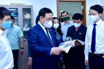 Chủ tịch Quốc hội Vương Đình Huệ xem ấn phẩm của báo Đại biểu nhân dân.