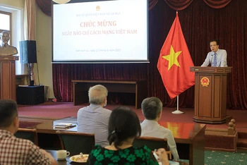 Đại sứ Đặng Minh Khôi phát biểu ý kiến. 