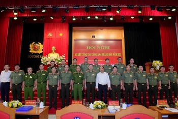 Chủ tịch nước Nguyễn Xuân Phúc cùng các đại biểu tham dự hội nghị.