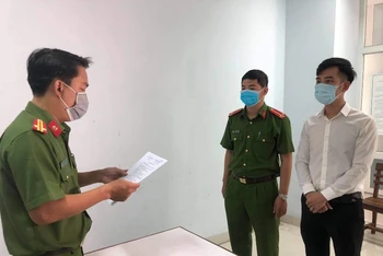 Cơ quan Cảnh sát điều tra tống đạt quyết định khởi tố bị can đối với Nguyễn Quang Trọng.