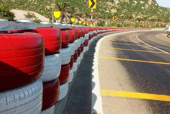 Ảnh minh họa: Hộ lan bằng lốp bánh xe vừa được lắp trên quốc lộ 1 qua huyện Tuy Phong, tỉnh Bình Thuận. (Nguồn: Tổng cục Đường bộ Việt Nam)