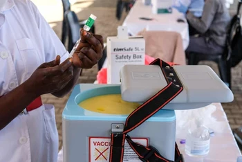 Nhân viên y tế chuẩn bị mũi tiêm vaccine ngừa Covid-19 tại Uganda. (Ảnh: Tân Hoa xã)