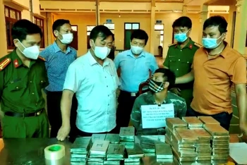 Đồng chí Vừ A Bằng, Phó Chủ tịch UBND tỉnh Điện Biên cùng lãnh đạo Công an tỉnh Điện Biên hỏi cung đối tượng Lầu A Di khi bị bắt giữ. 
