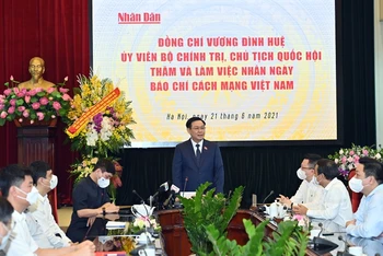 Chủ tịch Quốc hội Vương Đình Huệ thăm, chúc mừng Báo Nhân Dân nhân kỷ niệm 96 năm Ngày Báo chí Cách mạng Việt Nam. (Ảnh: Duy Linh)
