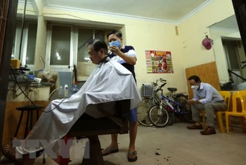 Dịch vụ cắt tóc mở cửa trở lại từ sáng 22-6.