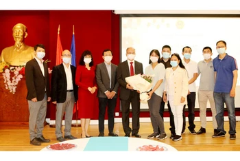 Đại sứ Đinh Toàn Thắng tặng hoa chúc mừng Ngày Báo chí cách mạng Việt Nam.