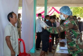 Quân đội Campuchia triển khai tiêm vaccine phòng Covid-19 tại tỉnh Takeo. (Ảnh: Fresh News) 
