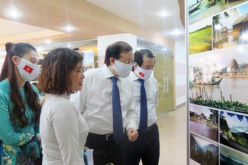 Thứ trưởng Tạ Quang Đông và Phó Tổng cục trưởng Hà Văn Siêu tham quan triển lãm. (Ảnh: TCDL) 