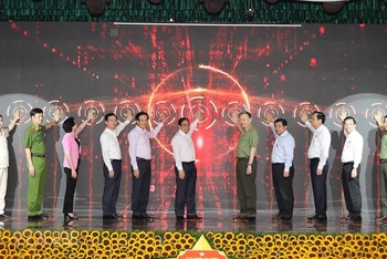 Thủ tướng Chính phủ Phạm Minh Chính và các đại biểu thực hiện Lễ công bố vận hành chính thức 2 hệ thống từ ngày 1-7-2021. (Ảnh: TTXVN)