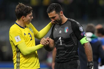 Buffon và giọt nước mắt khi vụt mất tấm vé dự World Cup 2018. (Ảnh: Goal)