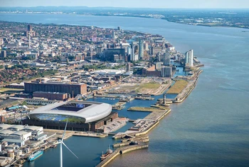UNESCO từng cảnh báo sân vận động bóng đá mới của Everton được dự kiến xây trên bến tàu lịch sử Bramley-Moore là không thể chấp nhận được. TP thương cảng lịch sử Liverpool có thể loại ra khỏi danh sách “Di sản Thế giới” (Ảnh:thetimes.co.uk) 