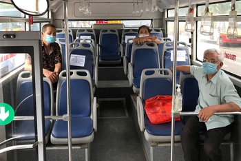 Do dịch bệnh Covid-19, sản lượng hành khách đi xe buýt tại Hà Nội sụt giảm nghiêm trọng.