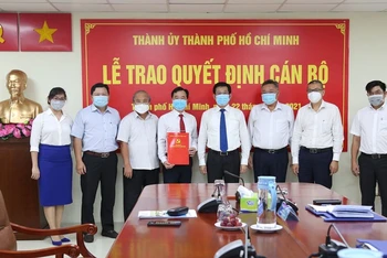 Đồng chí Trần Vũ Quang (thứ 4 từ trái qua) nhận quyết định từ Ủy ban Kiểm tra Thành ủy TP.