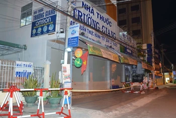 Nhà thuốc Trương Giang, trên đường Nguyễn Hội, TP Phan Thiết bị phong tỏa ngay trong đêm 23-6 sau khi xác định ca nghi nhiễm Covid-19 đã tới mua thuốc vào trưa cùng ngày.
