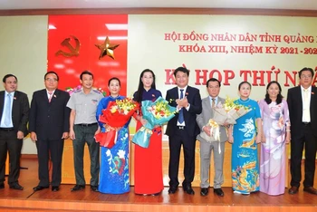 Tập thể lãnh đạo Hội đồng nhân dân tỉnh Quảng Ngãi khóa 13, nhiệm kỳ 2021-2026, ra mắt tại kỳ họp.