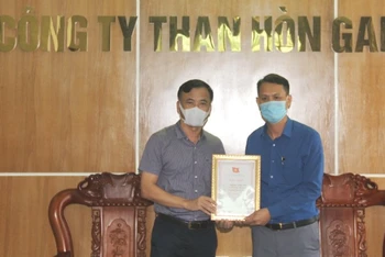 Đảng ủy Công ty Than Hòn Gai khen thưởng tấm gương “Người thợ mỏ - Người chiến sĩ” cho đảng viên Nguyễn Đăng Vỹ.