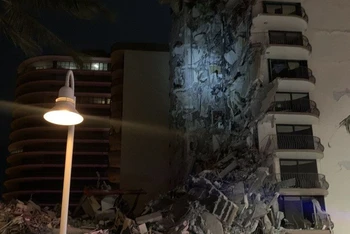 Hiện trường tòa nhà bị sập. (Ảnh do Cảnh sát biển Miami chia sẻ trên Twitter)