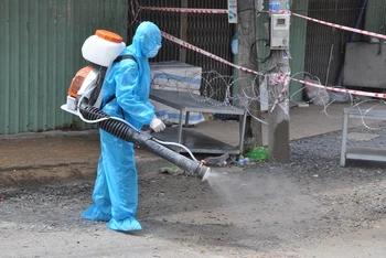 Ngành y tế tiến hành phun tiêu độc, khử trùng tại một ổ dịch trên địa bàn xã Long Trung, huyện Cai Lậy (Tiền Giang).