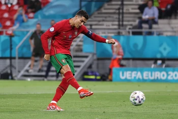 Ronaldo nhận trọng trách sút phạt đền cho Bồ Đào Nha. (Ảnh: UEFA)