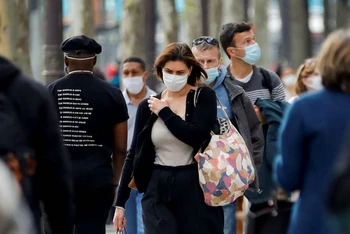 Người dân đeo khẩu trang đi bộ trên đại lộ Champs Elysees, ngày 27-5-2021. (Ảnh tư liệu: Reuters)