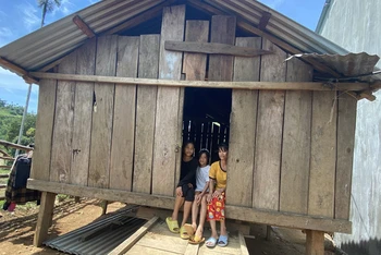 Gia đình chị Đinh Thị Thương thôn Mang He, xã Sơn Bua dựng tạm nhà trên nền đất mượn của cha mẹ, trong khi chờ nơi tái định cư mới.